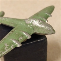 grønt metalfly gammelt genbrugs legetøj retro